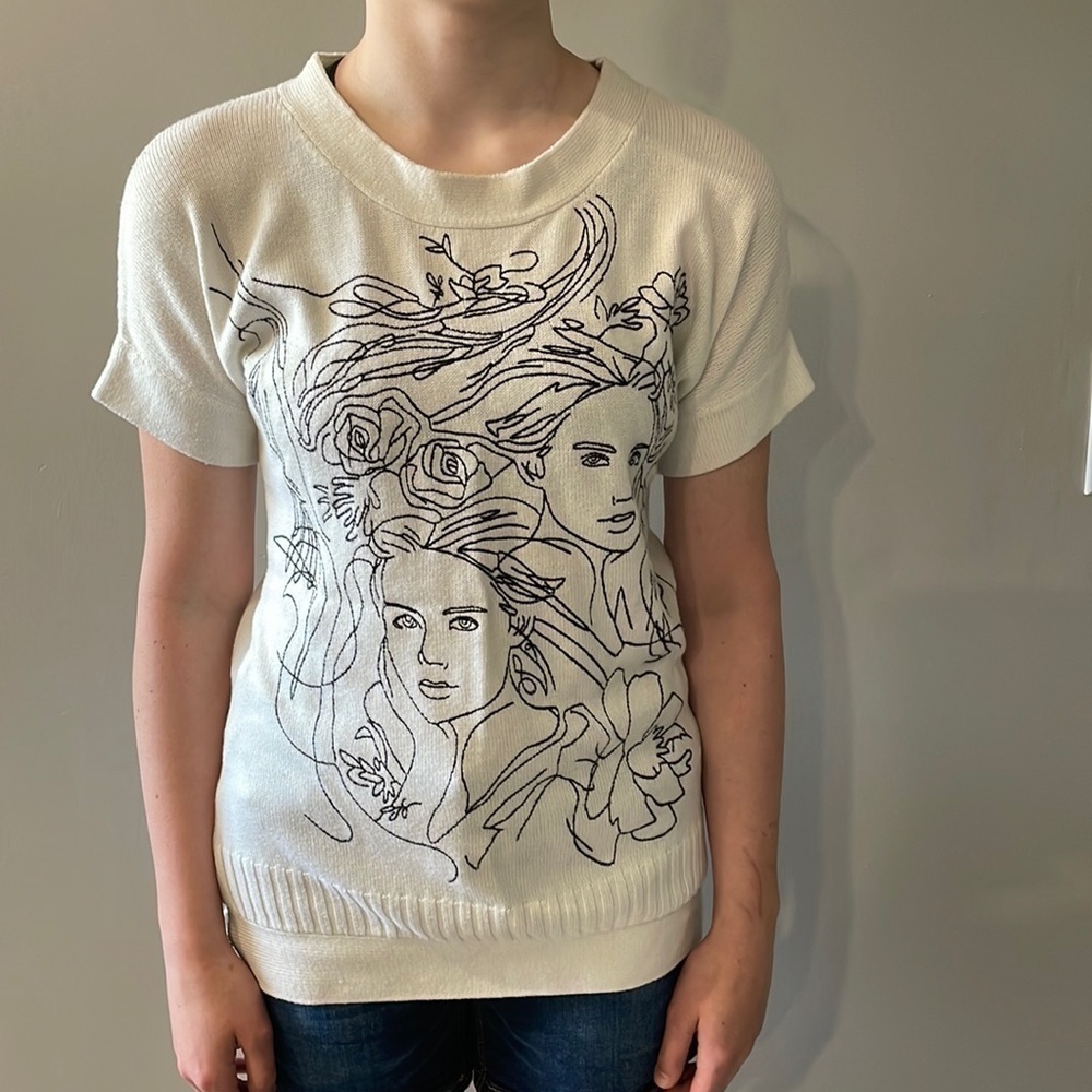 RW&CO. Knit Short Sleeve High-Low Hem Artsy Embroidered Sweater Size XS/S